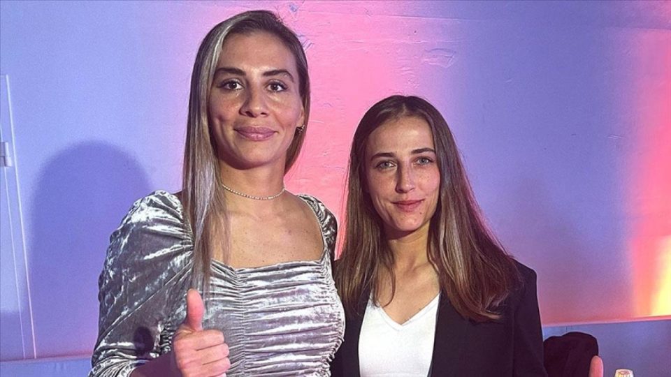 Fenerbahçe ve Galatasaray kadın futbolcularından futbolseverlere “derbi” çağrısı